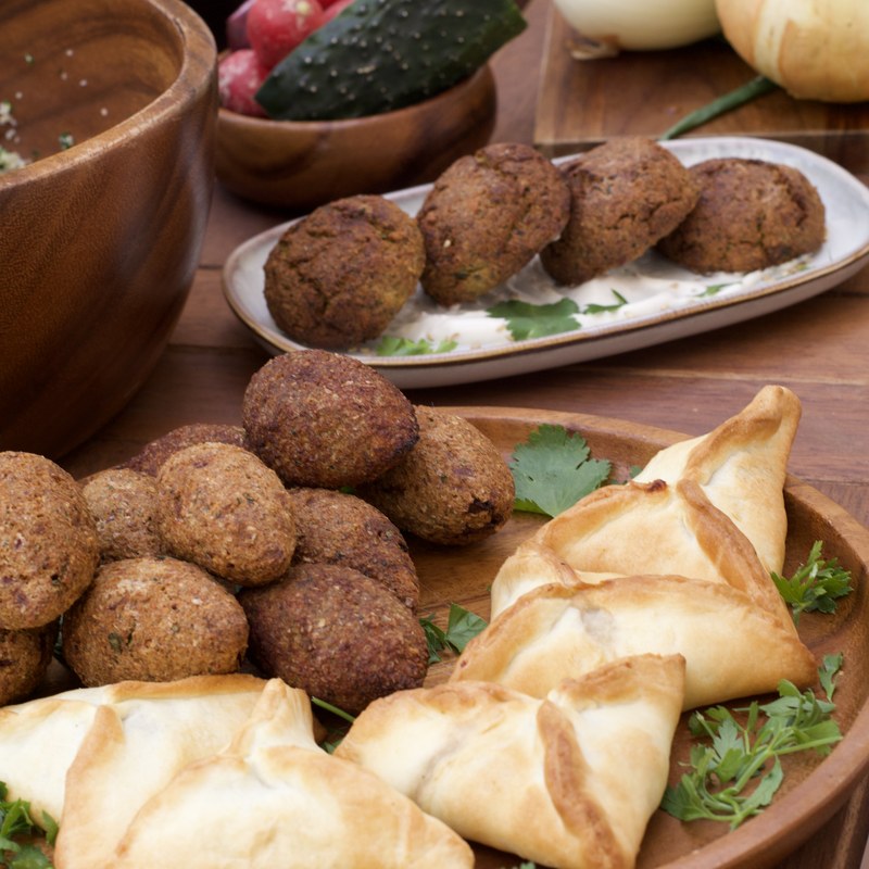Mesa con mezze libanés: hummus, labneh, tabouleh y pan recién hecho